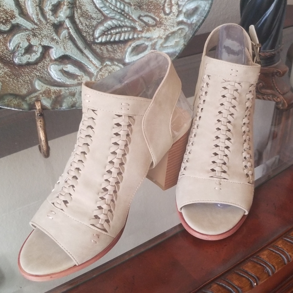 NWOB Pierre Dumas peep toe bootie size 8.5